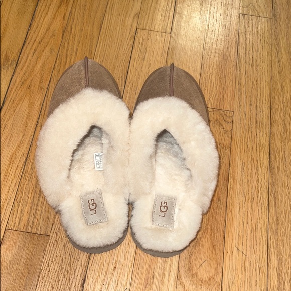 UGG Disquette Women’s Tan and Cream Sheepskin Slippers - Picture 7 of 9